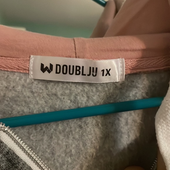 ☀️3/$25☀️ Zip Up Hoodie - Picture 3 of 3